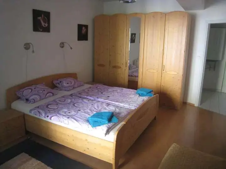 Grote slaapkamer in appartement Jachymov, Karlovy Vary